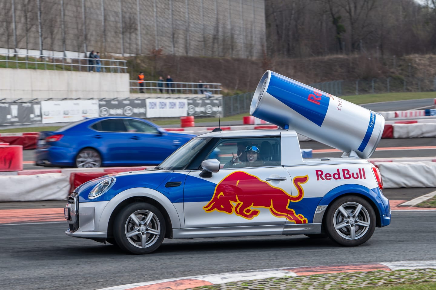 Red Bull MINI s obří plechovkou na okruhu